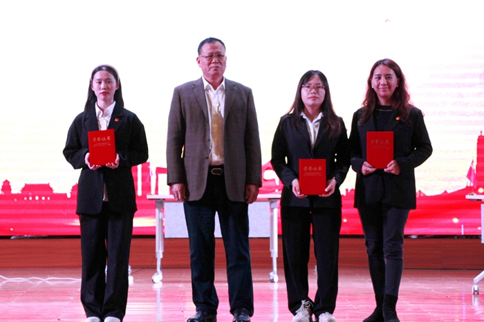 学院党委书记兼督导专员为一等奖获得者颁奖.jpg