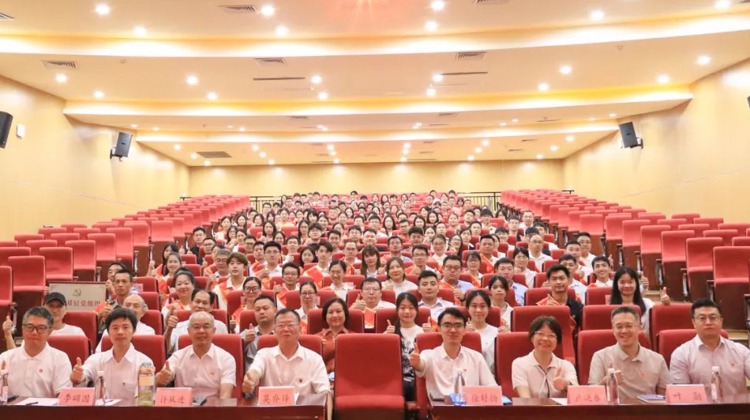 广东碧桂园职业学院党委举行2025年度“两优一先”表彰大会暨党委书记专题党课