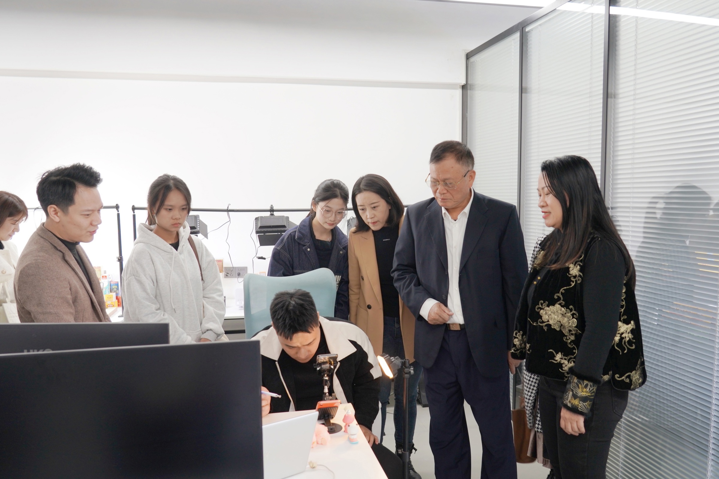 莫乔锋率队赴清远数智跨境公司访企拓岗 共育跨境电商人才