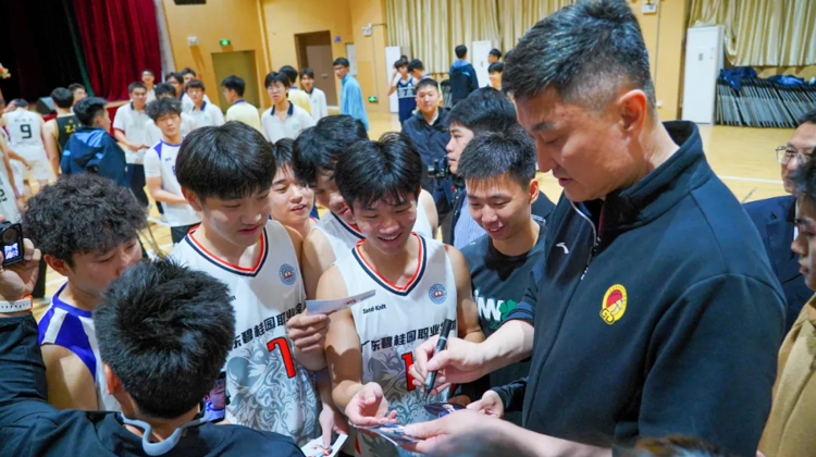 大咖开讲开学第一课，并受聘名誉校长，碧职学子有福了！